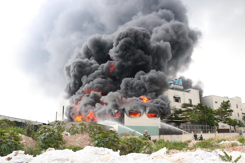 Bình Dương: Cháy nhà xưởng, khói lửa bốc cao hàng chục mét