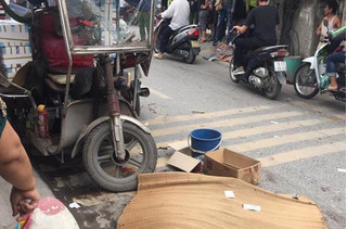 Xe ba gác lật nghiêng đè chết người đi xe máy ở Hà Nội