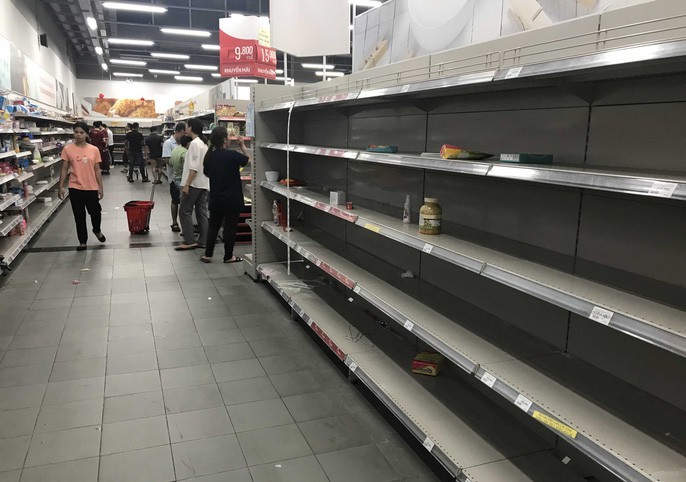 Hình ảnh người dân đổ xô 'tàn phá' siêu thị khiến nhân viên 'muốn khóc'