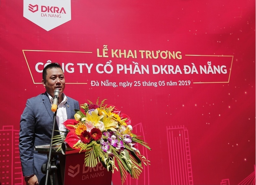 ông Phạm Lâm - CEO DKRA Vietnam chúc mừng thành viên thứ 4 của DKRA Vietnam