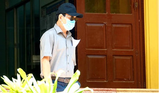 Nguyễn Hữu Linh đeo khẩu trang kín mít, đến tòa nhận quyết định vụ 'nựng' bé gái