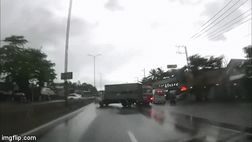 Clip: Pha đánh lái không tưởng của tài xế xe tải khiến người xem kinh ngạc