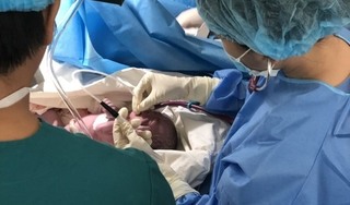 Người mẹ hiếm muộn được 20 y bác sĩ nỗ lực cứu sống cặp bé trai song sinh nặng 1,9kg