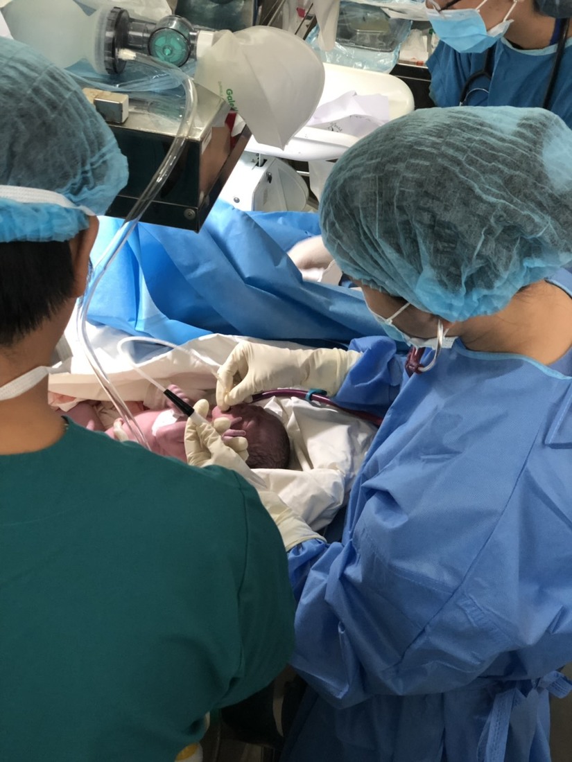 Người mẹ hiếm muộn được 20 y bác sĩ nỗ lực cứu sống bé song sinh ngay khi vừa chào đời