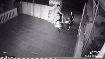 Đuổi trộm xe máy, thanh niên còn lưỡng lự chọn phương tiện