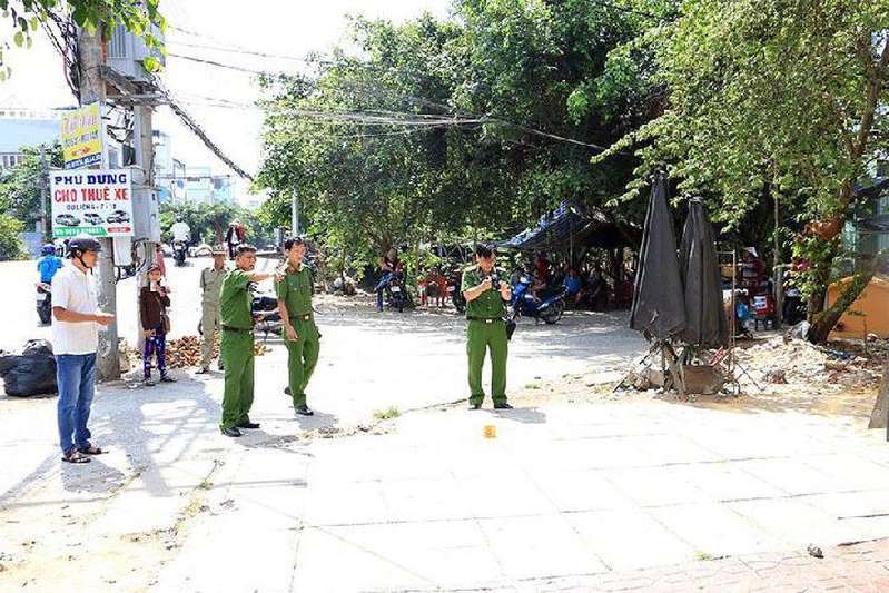 Đi nhậu về khuya bị mẹ đuổi đánh, thiếu niên 17 tuổi đâm cha dượng tử vong