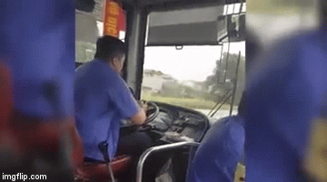 Clip : Phẫn nộ với tài xế xe buýt vừa lái xe vừa cắm mặt vào điện thoại nhắn tin, đọc báo