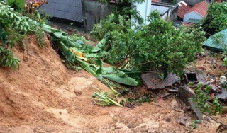 Sạt lở làm sập nhà dân lúc rạng sáng, bé gái 10 tuổi bị vùi lấp