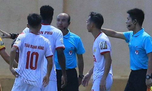 HLV Nam Định nói gì sau bàn thắng gây tranh cãi trước Thanh Hóa