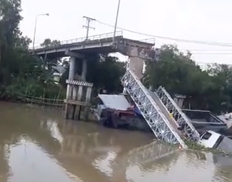 Hiện trường 'cầu BOT' 5 tỷ sập, xe tải rơi xuống sông chìm nghỉm