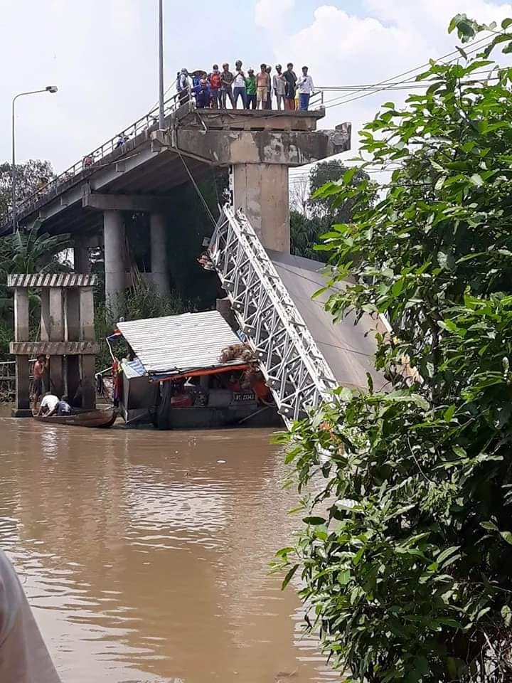 Hiện trường 'cầu BOT' 5 tỷ sập, xe tải rơi xuống sông chìm nghỉm