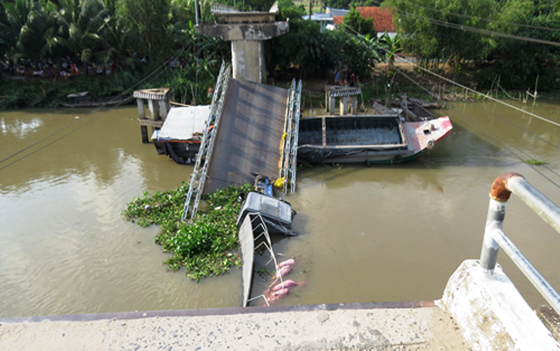 Nguyên nhân vụ sập cầu BOT, xe tải chỉm nghỉm dưới sông