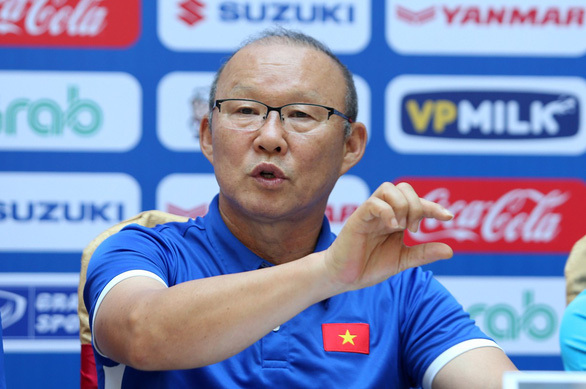 HLV Park Hang Seo dự buổi họp báo, trả lời báo chí xung quanh những vấn đề về danh sách đội tuyển Việt Nam và giải King's Cup 2019.
