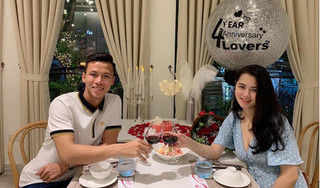 Trước ngày lên tuyển, Quế Ngọc Hải kỷ niệm 4 năm yêu lãng mạn bên vợ