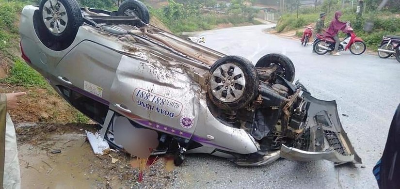 Phú Thọ: Xe taxi lật ngửa bên vệ đường, tài xế tử vong trong cabin