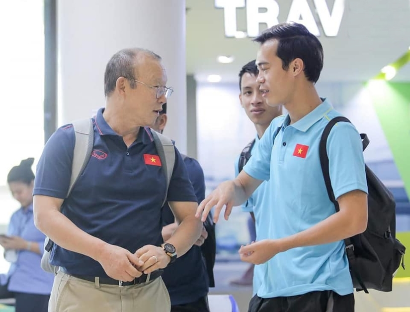 Tiền vệ Văn Toàn đón niềm vui bất ngờ trước trận đấu với Thái Lan
