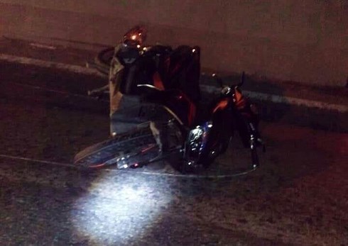 Đi xe máy vào làn ô tô, 2 thanh niên chết thảm dưới bánh xe container