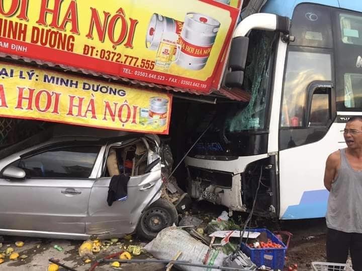Nam Định: Xe khách húc đuôi xe con rồi lao vào nhà dân, 1 người chết