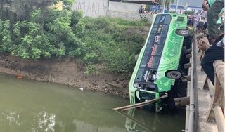 Xe khách lao qua lan can cầu rơi xuống sông, ít nhất 1 người tử vong