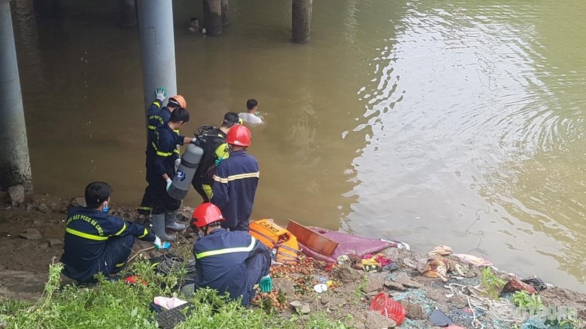 Xe khách bay qua hộ lan lao xuống sông, ít nhất 1 người tử vong