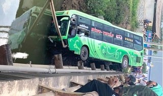 Tin mới nhất vụ xe khách lao xuống sông khiến 2 người tử vong ở Thanh Hóa