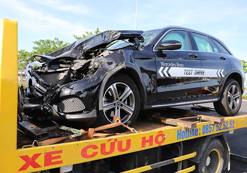 Đà Nẵng: Xế sang Mercedes chạy thử gây tai nạn liên hoàn
