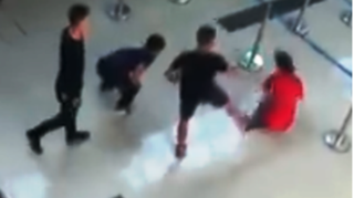 Lại xảy ra tình trạng nhân viên bị khách hành hung tại sân bay Thọ Xuân