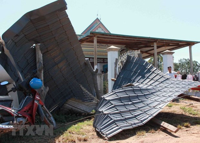 Mưa lớn và lốc xoáy gây thiệt hại ở Nam Bộ