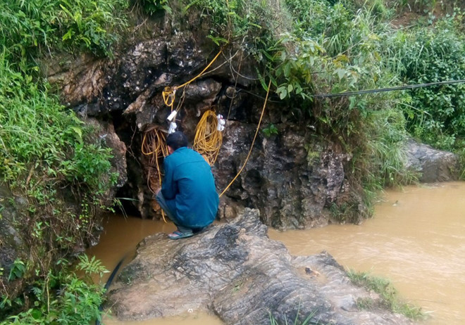 Hàng trăm người giải cứu người đàn ông mắc kẹt 1 tuần trong hang sâu