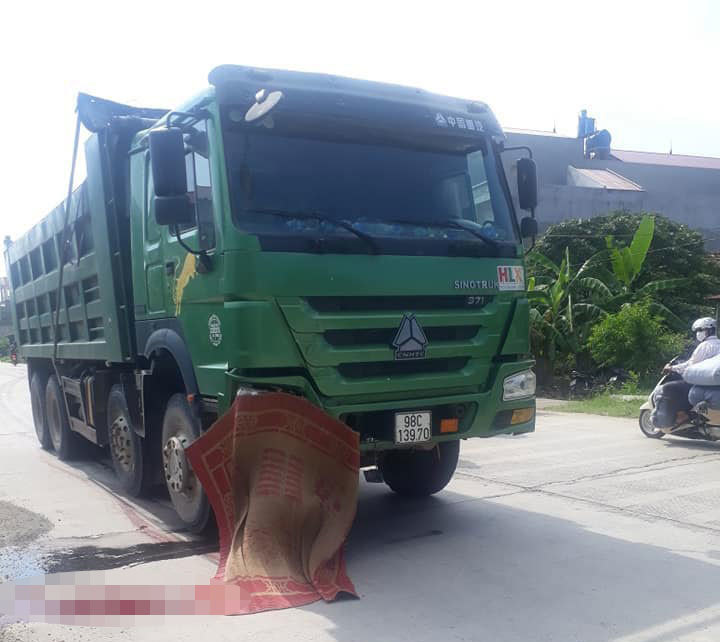 Bắc Giang: Điều khiển xe máy va chạm xe tải, nam thanh niên tử vong tại chỗ