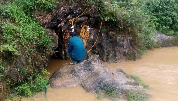 Hiện trường chạy đua giải cứu người đàn ông mắc kẹt 8 ngày dưới hang sâu