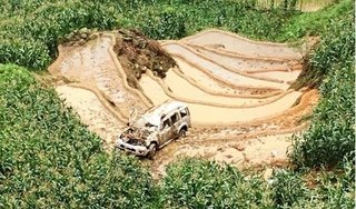 Hai ô tô đấu đầu trên đèo, một xe lộn nhiều vòng rơi xuống vực sâu