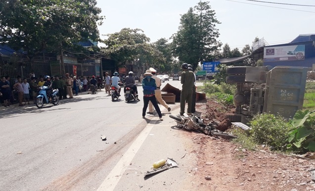 Thanh Hoá: Xe tải chở đất tông trực diện xe máy, 3 người thương vong