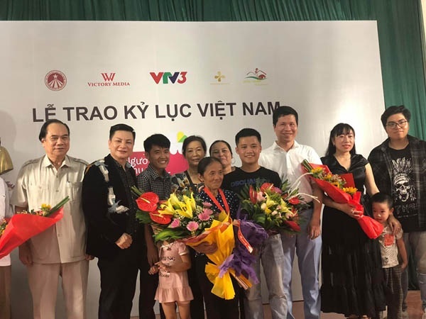 Bà Tân Vlog bất ngờ được cấp bằng xác nhận kỷ lục Việt Nam