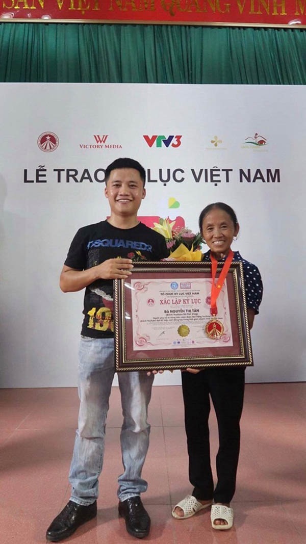 Bà Tân Vlog bất ngờ được cấp bằng xác nhận kỷ lục Việt Nam