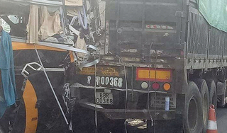 Xe khách nát bét sau khi húc đuôi xe đầu kéo trên cao tốc Nội Bài-Lào Cai