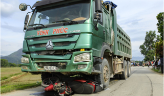 Điện Biên: Xe tải cuốn xe máy vào gầm, bé gái 1 tuổi tử vong thương tâm