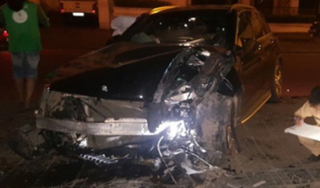 Xe Mercedes hư hỏng nặng sau cú tông vào chân cầu vượt Láng Hạ