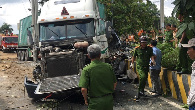 Tạm giữ tài xế container tông ô tô con khiến 5 người tử vong