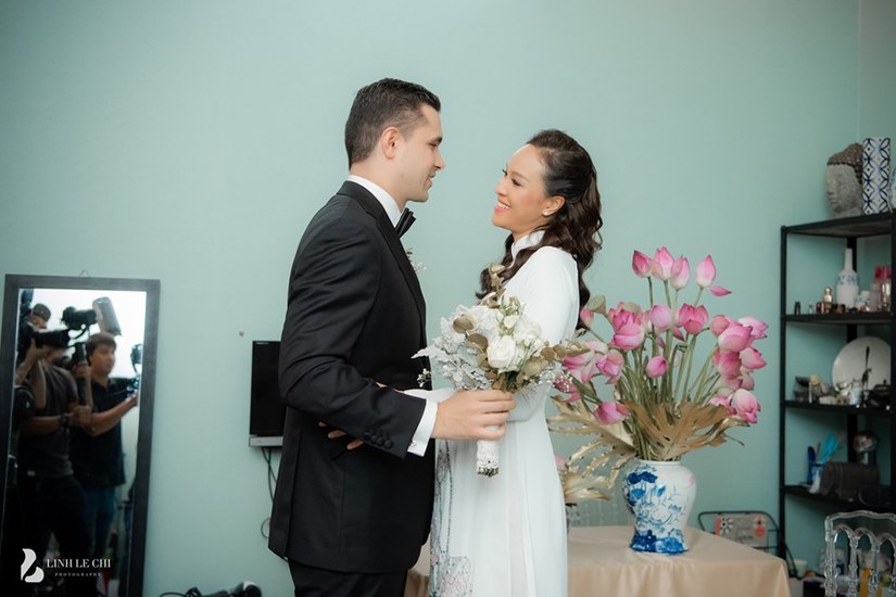 MC Mai Phương khóc nức nở trong ngày lễ cưới với chồng Tây