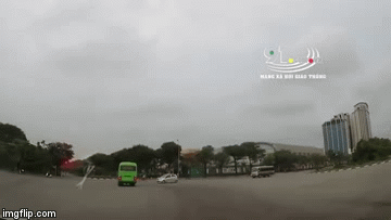 Clip: Hoảng hồn xem cảnh xe con tông mạnh xe khách ngay ngã tư ở Hà Nội
