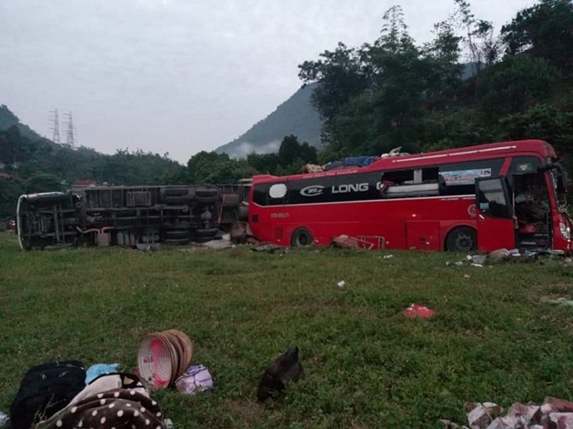 Hiện trường thảm khốc vụ xe tải đâm xe khách khiến hơn 30 người thương vong