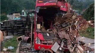 Hiện trường thảm khốc vụ xe tải đâm xe khách ở Hòa Bình, hơn 30 người thương vong