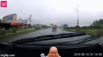 Video: Xe tải đi ẩu chèn xe máy ngã nhào xuống đường