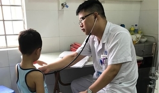 Hà Nội: Bé trai 5 tuổi suýt chết đuối khi đi đăng ký học bơi