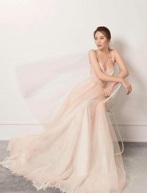 Cận cảnh váy cưới 30 triệu của Đàm Thu Trang