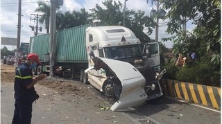 Tin mới nhất vụ container tông xe con khiến 5 người tử vong