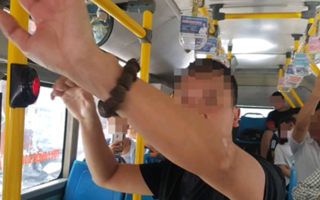  Phẫn nộ kẻ biến thái đứng gần nữ sinh rồi 'tự xử' trên xe buýt đông người