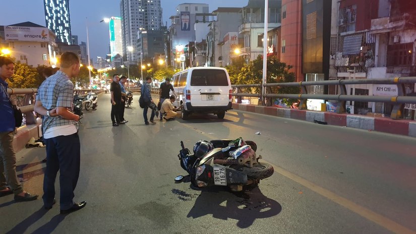 Thanh niên tử vong trên cầu vượt Lê Văn Lương sau va chạm với ôtô quê ở Hà Nam