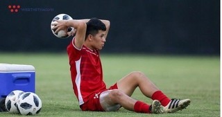 Trung vệ Đình Trọng bất ngờ hoãn sang Singapore phẫu thuật dây chằng 
